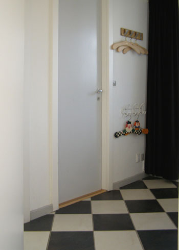 Entre med skakternede fliser, www.prae.dk/bo